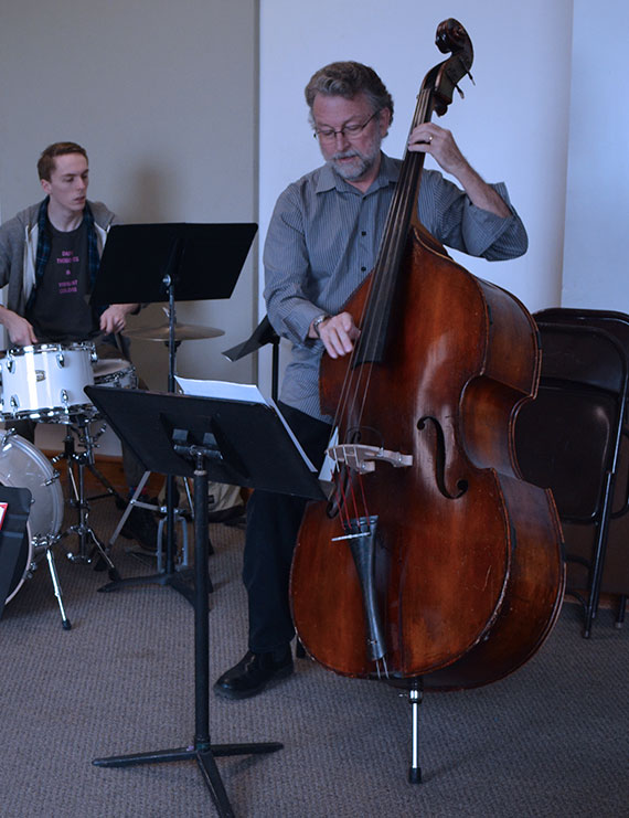 Faculty Chuck Deardorf teaching